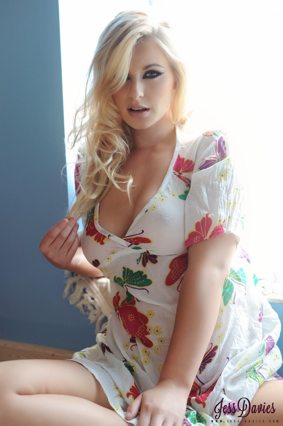Blonde Sexbombe Jess Davies zeigt dir ihre tollen Brüste am Fenster
 #55389613