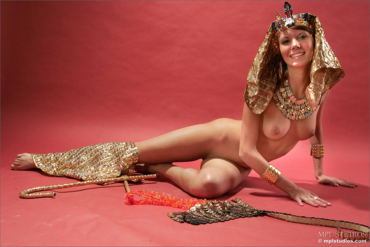 Mpl studios presenta nata in "cleopatra"
 #59657801