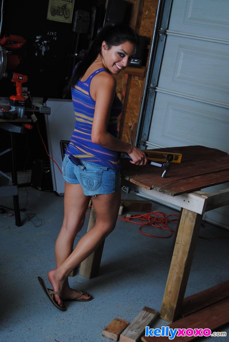 Kelly xoxo, une fille sexy, se met à poil dans un atelier.
 #58715642