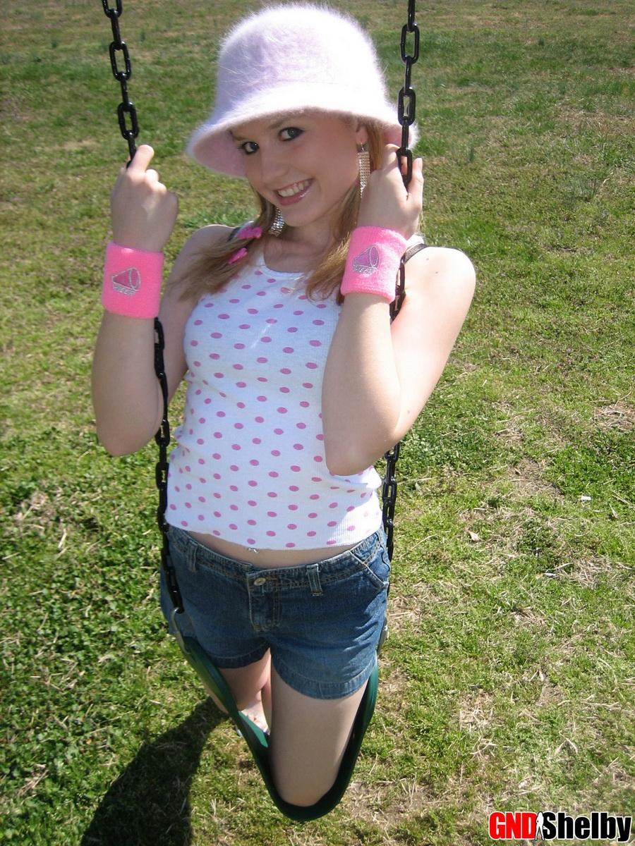 Shelby, une adolescente, s'amuse avec ses seins parfaits dans la cour de récréation.
 #58761316