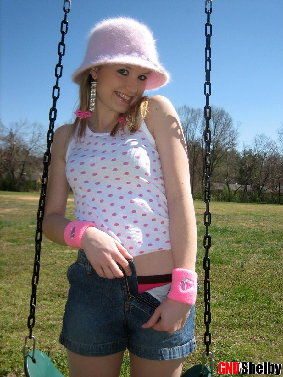 Shelby, une adolescente, s'amuse avec ses seins parfaits dans la cour de récréation.
 #58761363