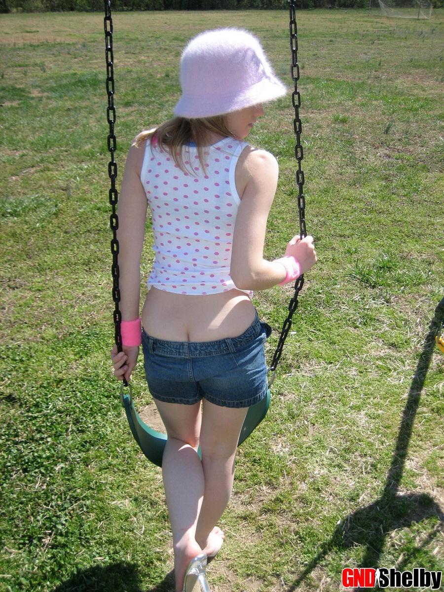 Shelby, une adolescente, s'amuse avec ses seins parfaits dans la cour de récréation.
 #58761561
