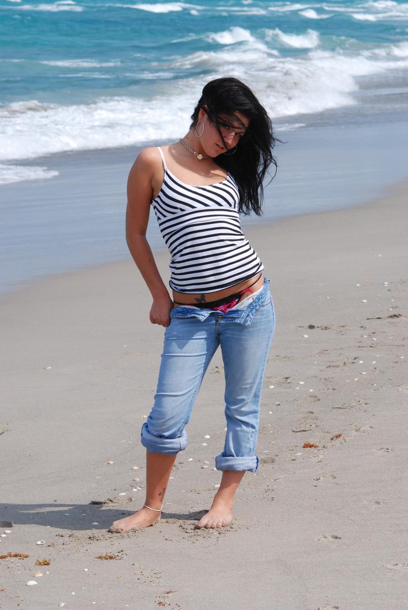 Bilder von Teenie Angie Ryan, die sich für Sie am Strand aufreizt
 #53197470