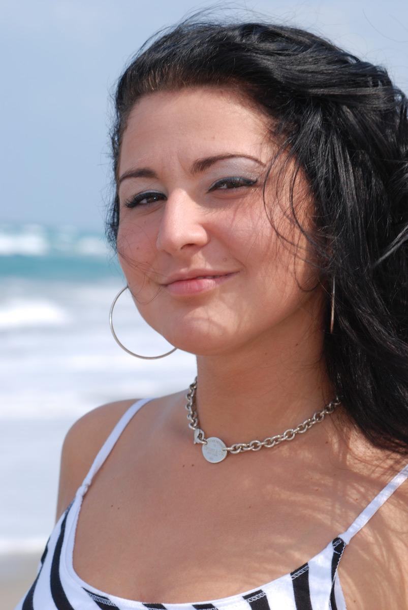 Bilder von Teenie Angie Ryan, die sich für Sie am Strand aufreizt
 #53197579