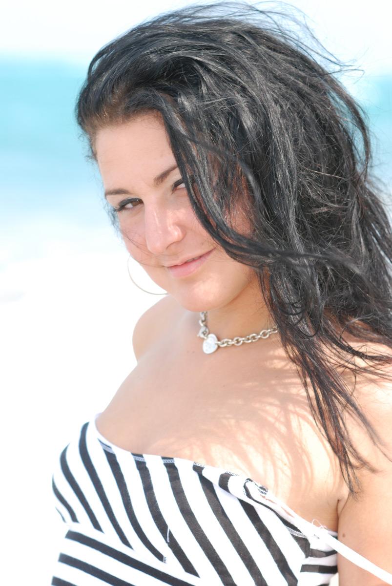 Bilder von Teenie Angie Ryan, die sich für Sie am Strand aufreizt
 #53197627