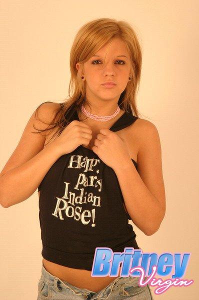 Fotos de la modelo joven britney virgin dándole un cachondeo caliente
 #53532637