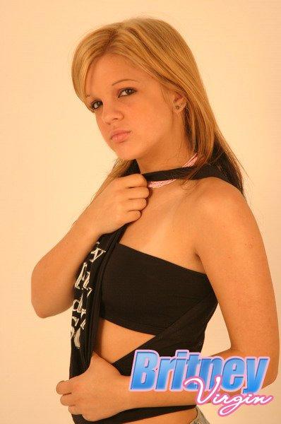 Fotos de la modelo joven britney virgin dándole un cachondeo caliente
 #53532689