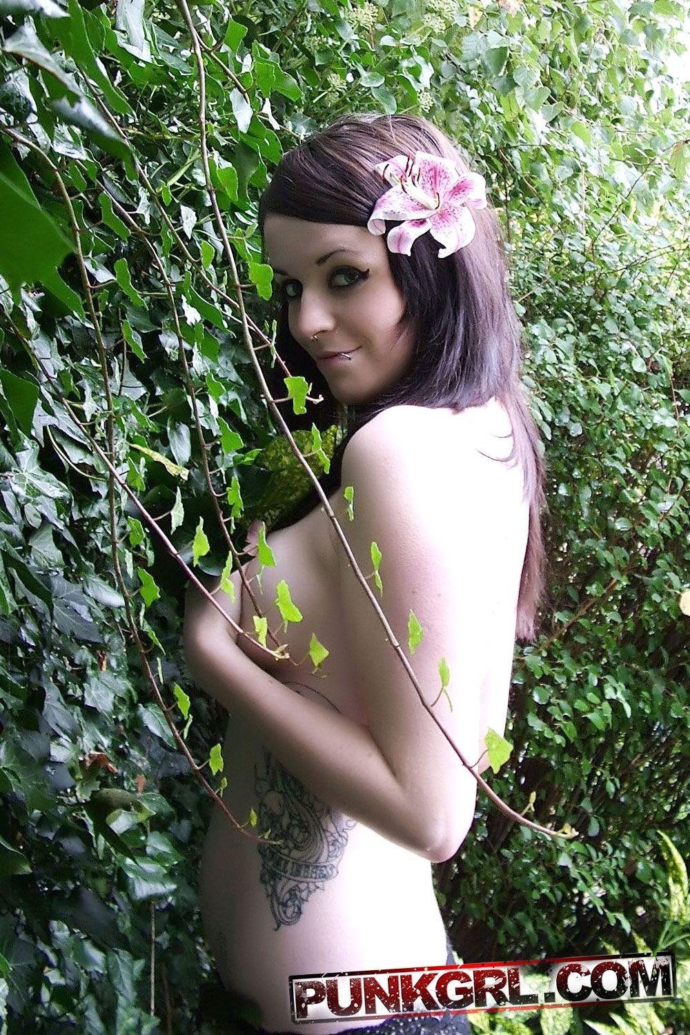 庭で彼女の美しさを示すパンクティーンベティの写真
 #60764097