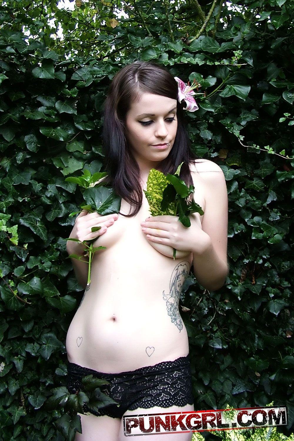 Pictures of punk teen Betty showing her beauty in the garden #60764132