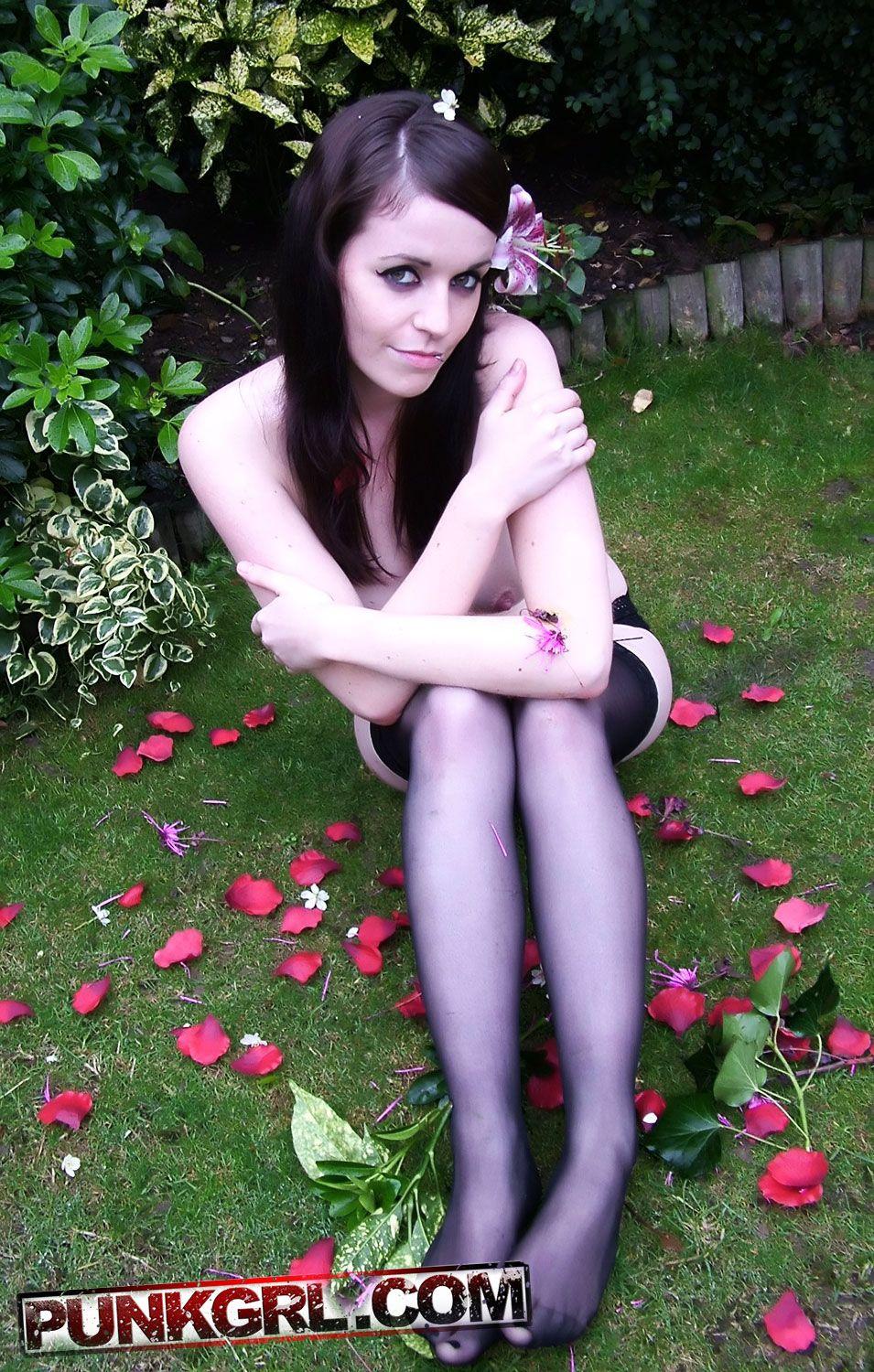 Pictures of punk teen Betty showing her beauty in the garden #60764201