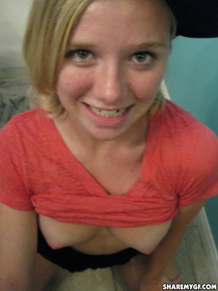 Amateur blonde teen schnappt Bilder von ihren frechen Brüsten und haarige Muschi
 #60798652