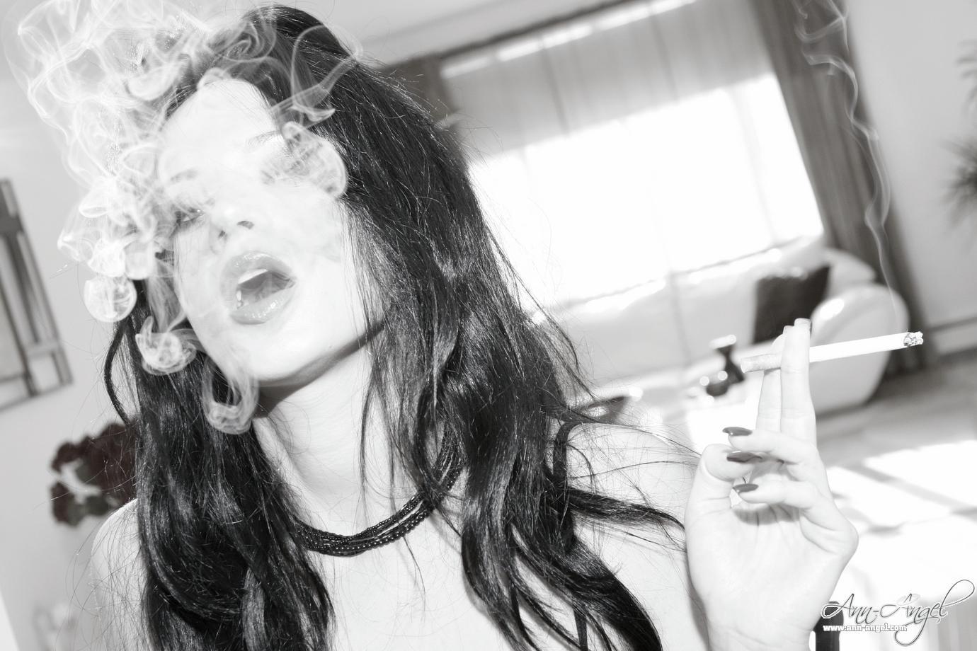 Photos d'ann angel fumant une cigarette en lingerie noire
 #53219104