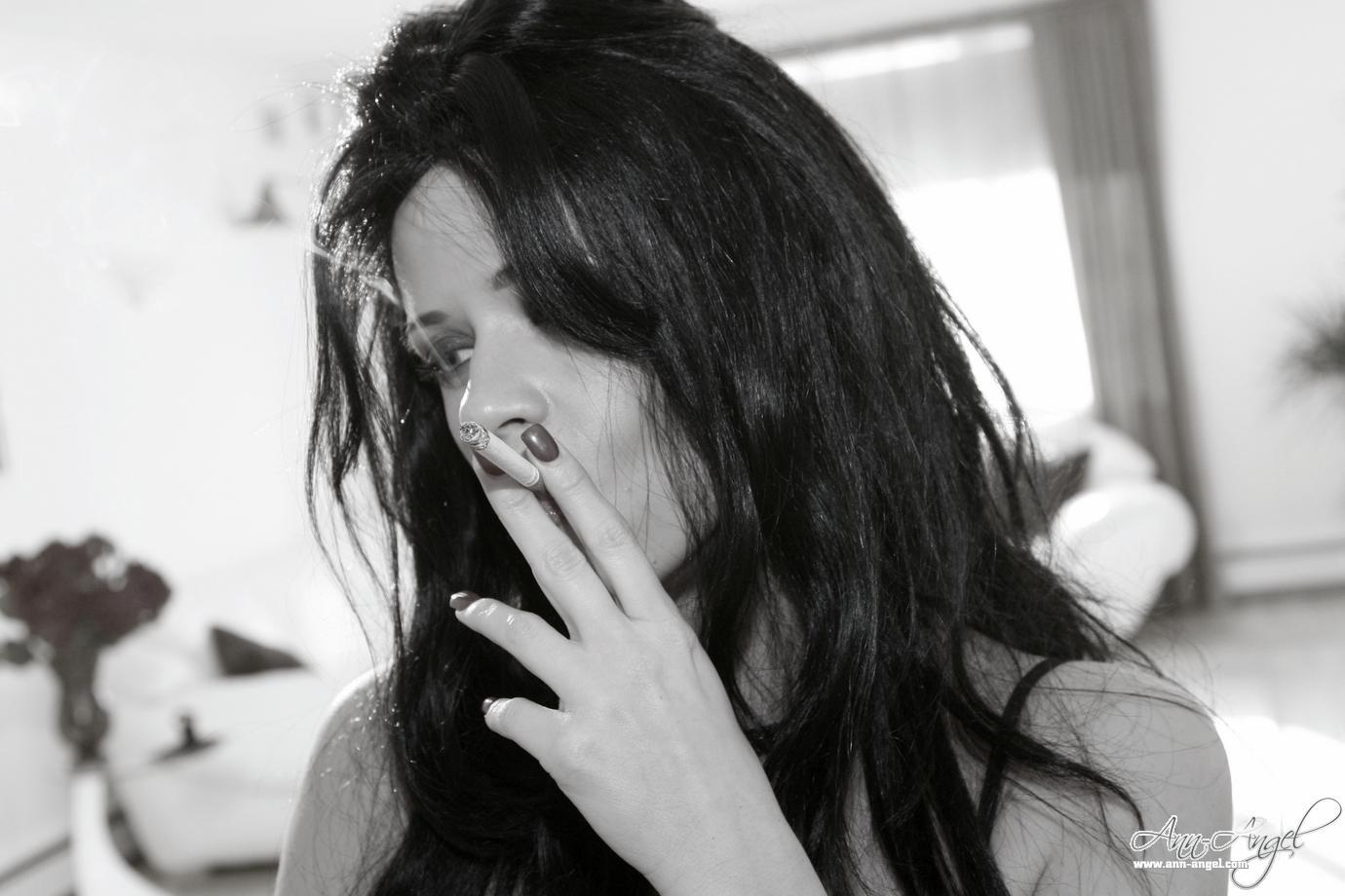 黒のランジェリーでタバコを吸うアンエンジェルの写真
 #53219137