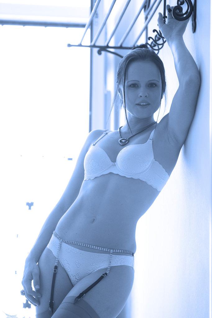 ブルネットのモデル、モニカ・スウィートが黒と白の中で彼女のマンコを弄ぶ
 #59615479