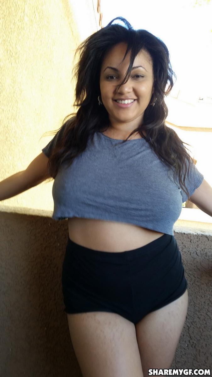 Chubby gf zeigt ihre riesigen Titten und großen runden Arsch
 #60270411