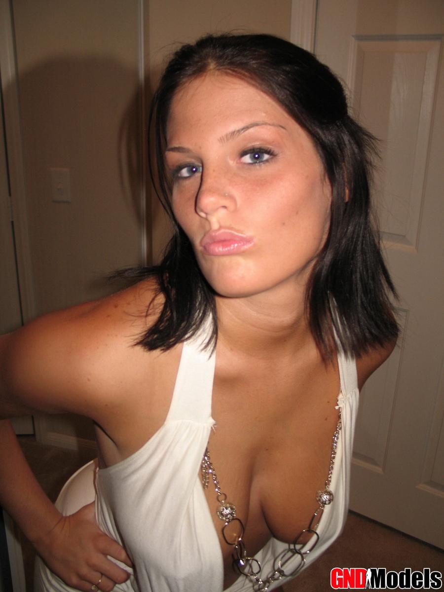 Busty Mädchen von nebenan Whitney zeigt ihre großen Titten in ihrem nuttigen weißen Kleid
 #60164788