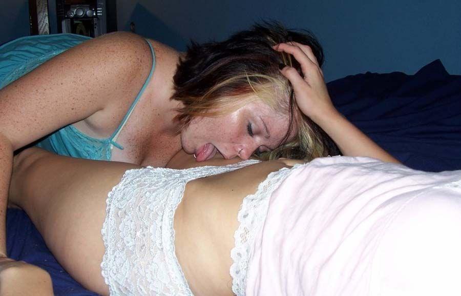 Bilder von heißen Freundinnen, die mit Muschis experimentieren
 #60651647