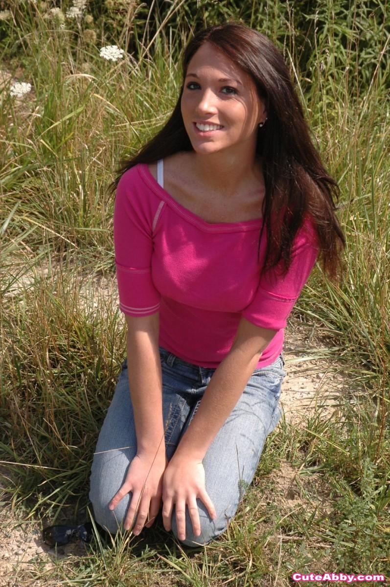 Bilder von Teenager-Model cute abby necken in ihrer Jeans
 #53894396