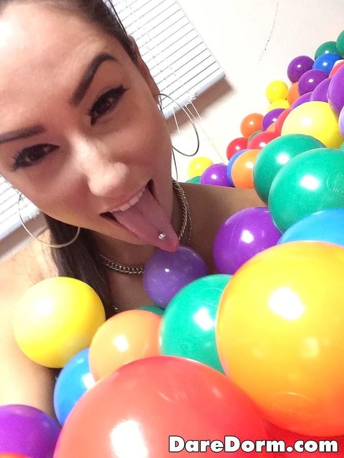 Molly jane y sus amigas hacen una piscina de bolas en su dormitorio para tener sexo
 #59605893