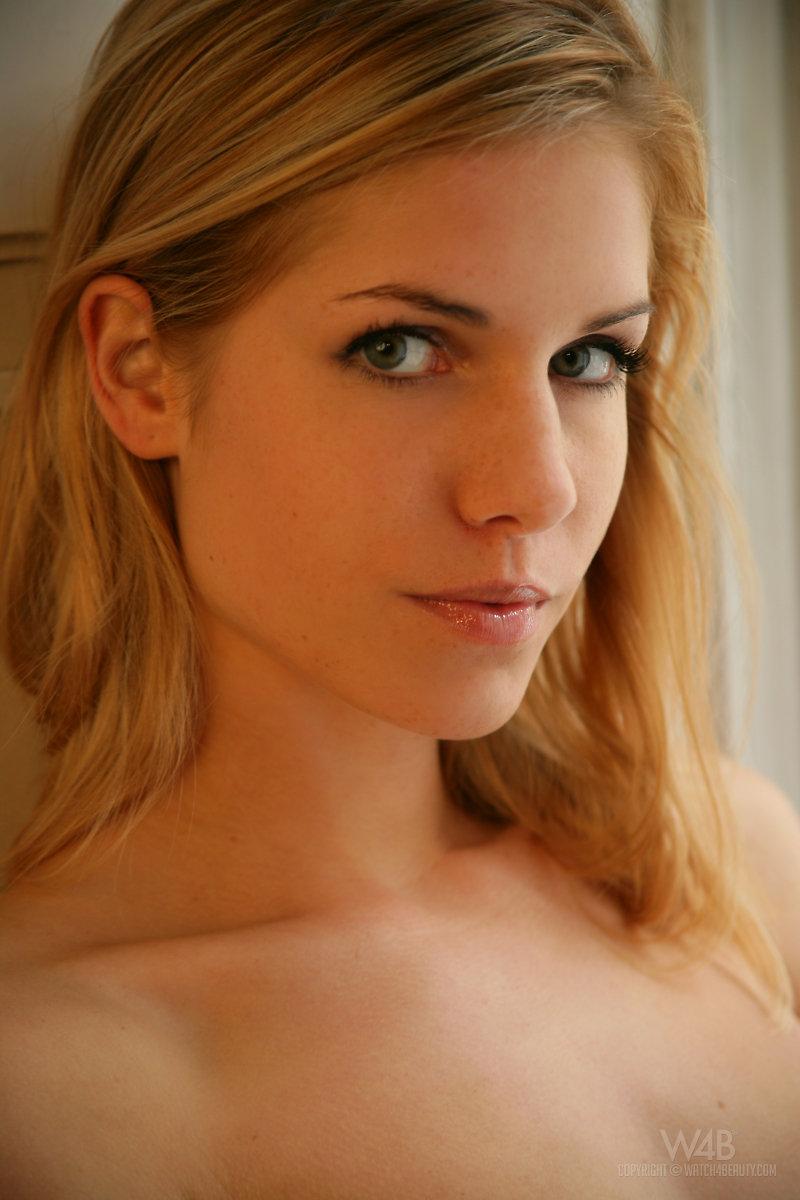 Wunderschönes blondes Babe iveta zeigt ihren komplett nackten Körper für Sie in "matchless"
 #54980691