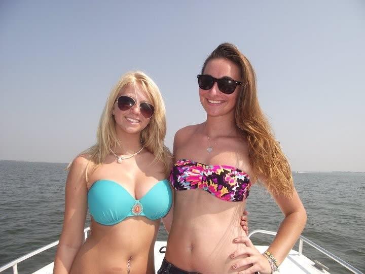 Des amies en bikini chaudes et sexy exhibent leurs corps moulants.
 #60655531