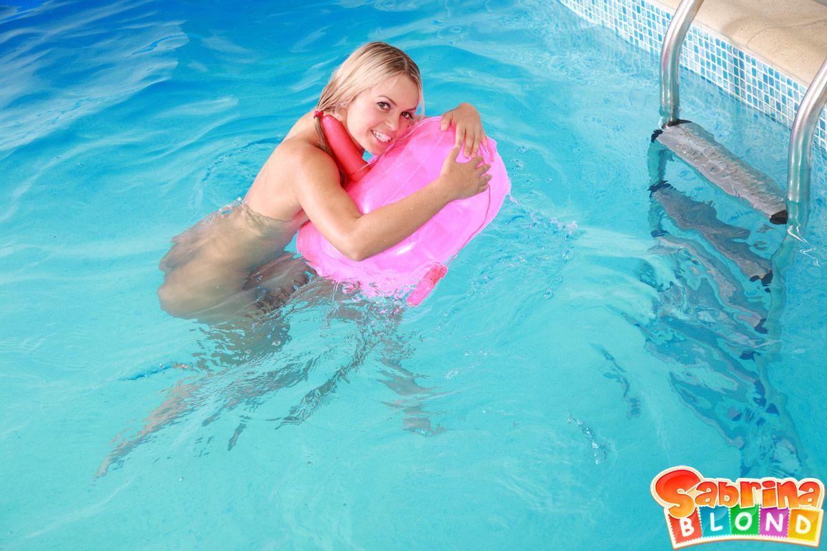 Fotos de sabrina blond masturbándose después de nadar
 #59885676