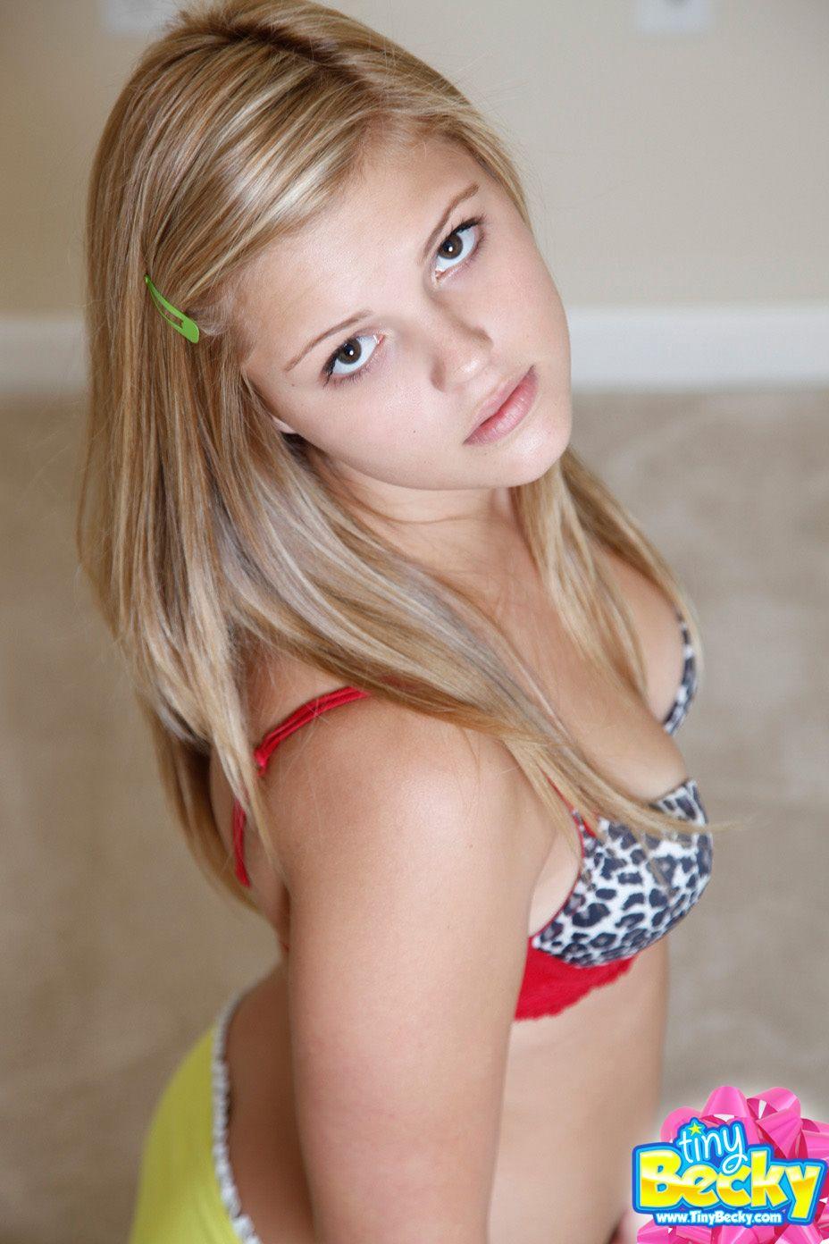 十代のひよこタイニーベッキーの写真は彼女の裸体を示す
 #60102962