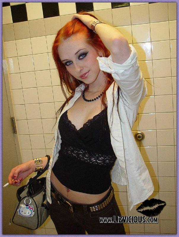Liz wird frech in einem Badezimmer
 #59038178