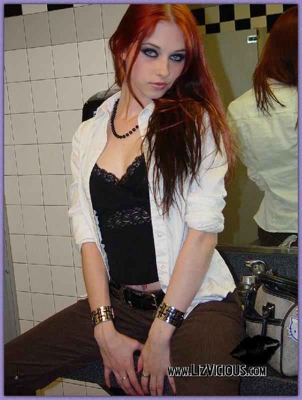 Liz wird frech in einem Badezimmer
 #59038341