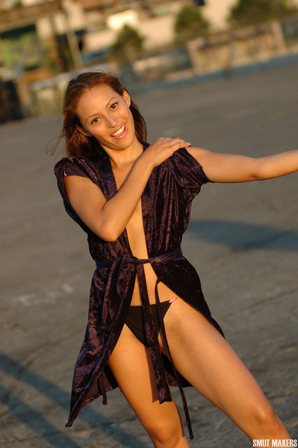 La chica caliente elina va a dar un paseo al aire libre en nada más que su bata
 #54146570
