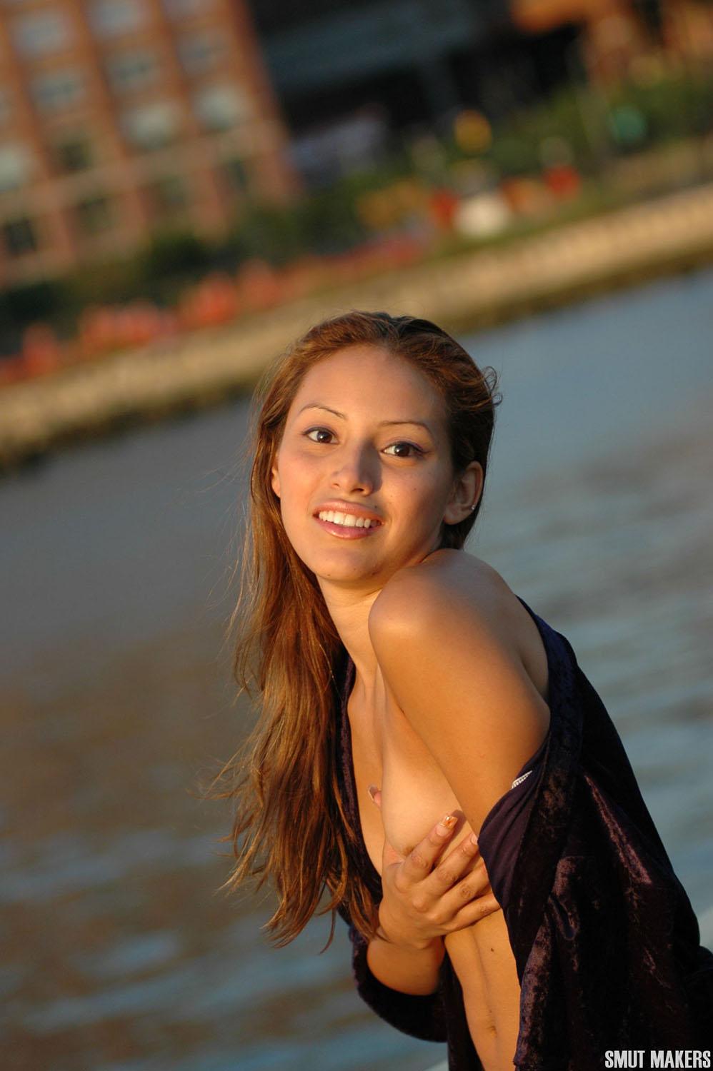 La chica caliente elina va a dar un paseo al aire libre en nada más que su bata
 #54146903