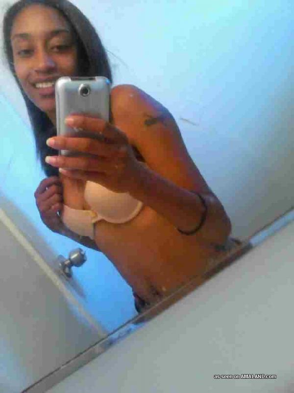 Kompilation einer nicht nackten Tussi, die in ihrer Unterwäsche posiert
 #60657199