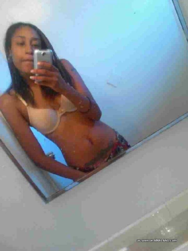 Kompilation einer nicht nackten Tussi, die in ihrer Unterwäsche posiert
 #60657222