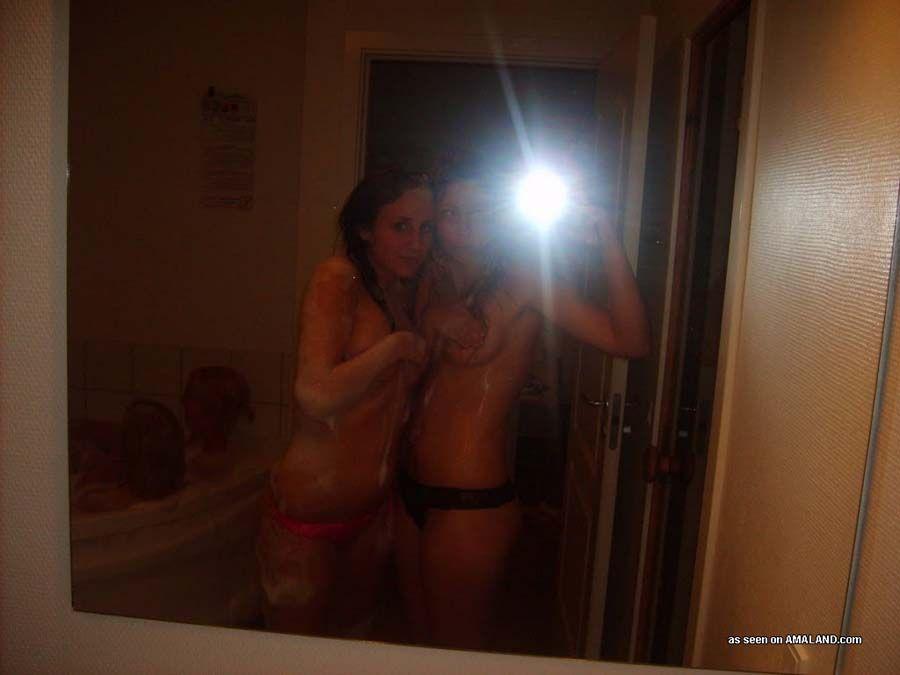 Bilder von heißen Freundinnen in der Badewanne
 #60651181