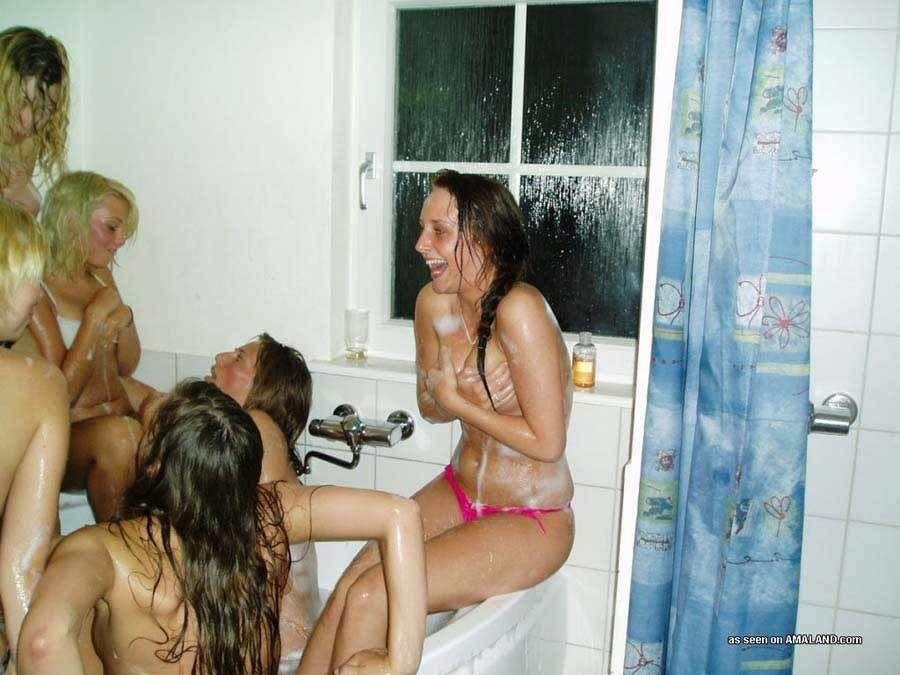 Bilder von heißen Freundinnen in der Badewanne
 #60651217