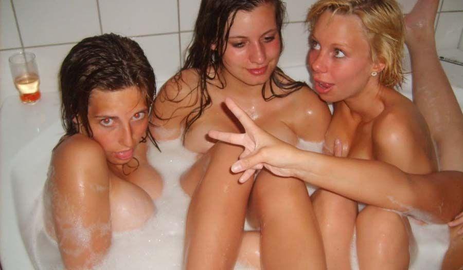 Bilder von heißen Freundinnen in der Badewanne
 #60651260