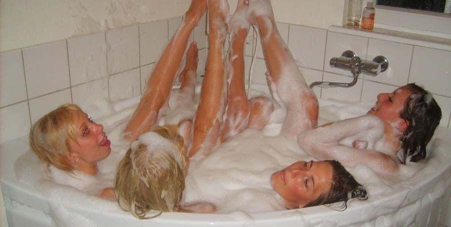 Bilder von heißen Freundinnen in der Badewanne
 #60651302