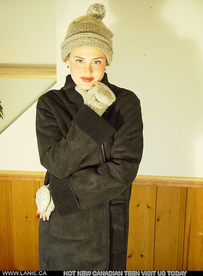 Bilder von Teenie-Schlampe lanie.ca trägt nur ihren Hut und Handschuhe
 #58823538