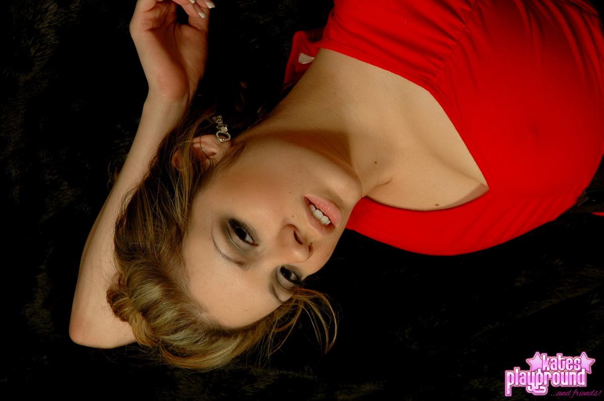 Alejandra si spoglia del suo vestito rosso per mostrarvi il suo corpo sexy
 #60572999