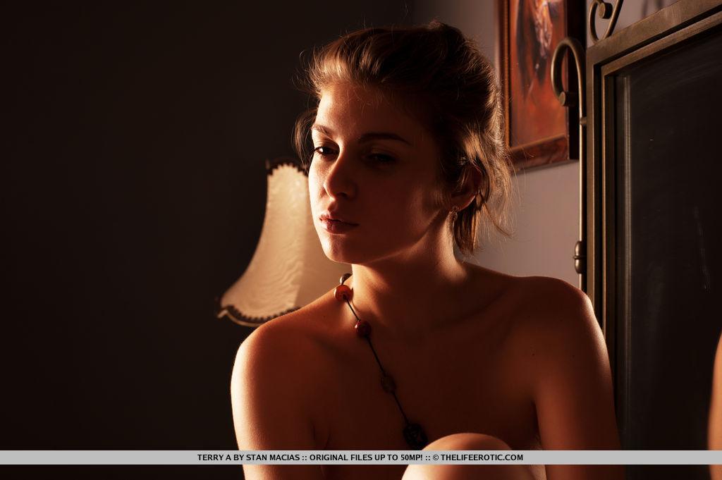 La modella erotica terry mostra il suo bel corpo nudo in camera da letto
 #60863566