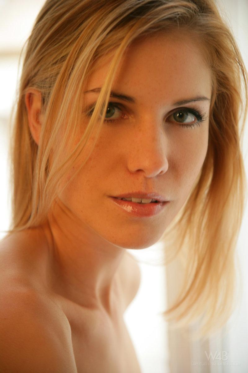 Blonde hottie iveta b entblößt ihren perfekten Körper in "matchless"
 #54977754