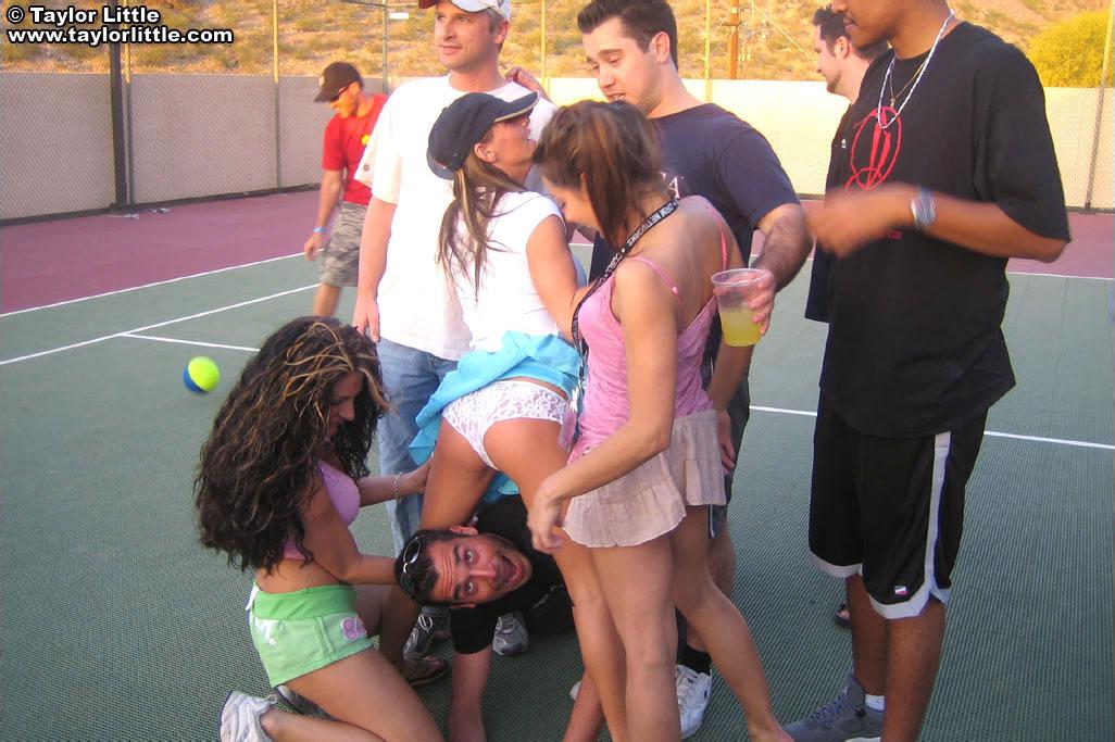 Ragazze giovani si scatenano su un campo da tennis
 #60070362