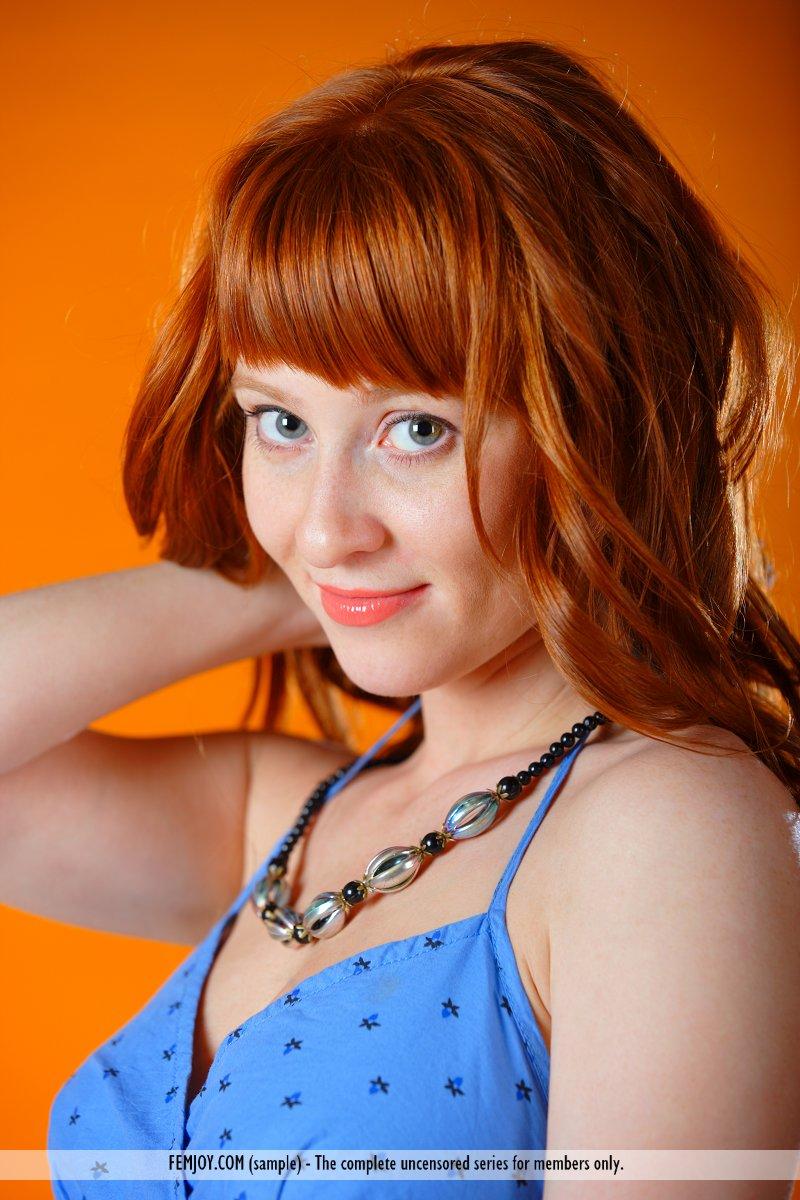 Fotos de la joven pelirroja ossana mostrando como la alfombra hace juego con las cortinas
 #59811002