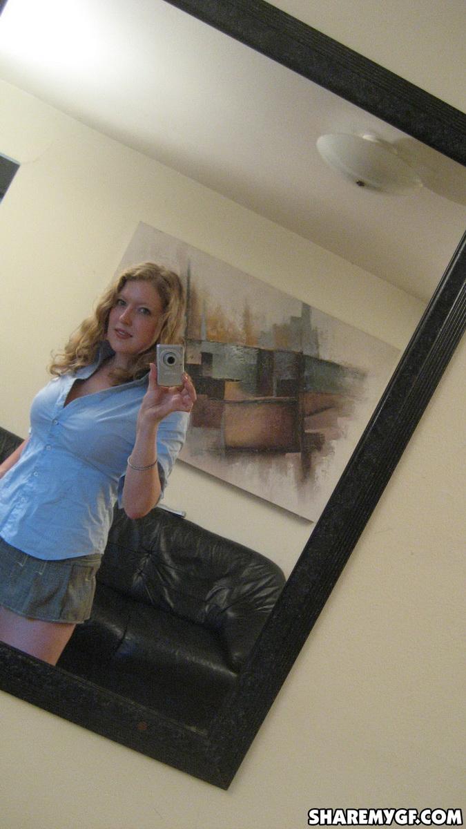 Une copine blonde bien roulée prend des selfies dans le miroir avec ses gros seins naturels.
 #60790816