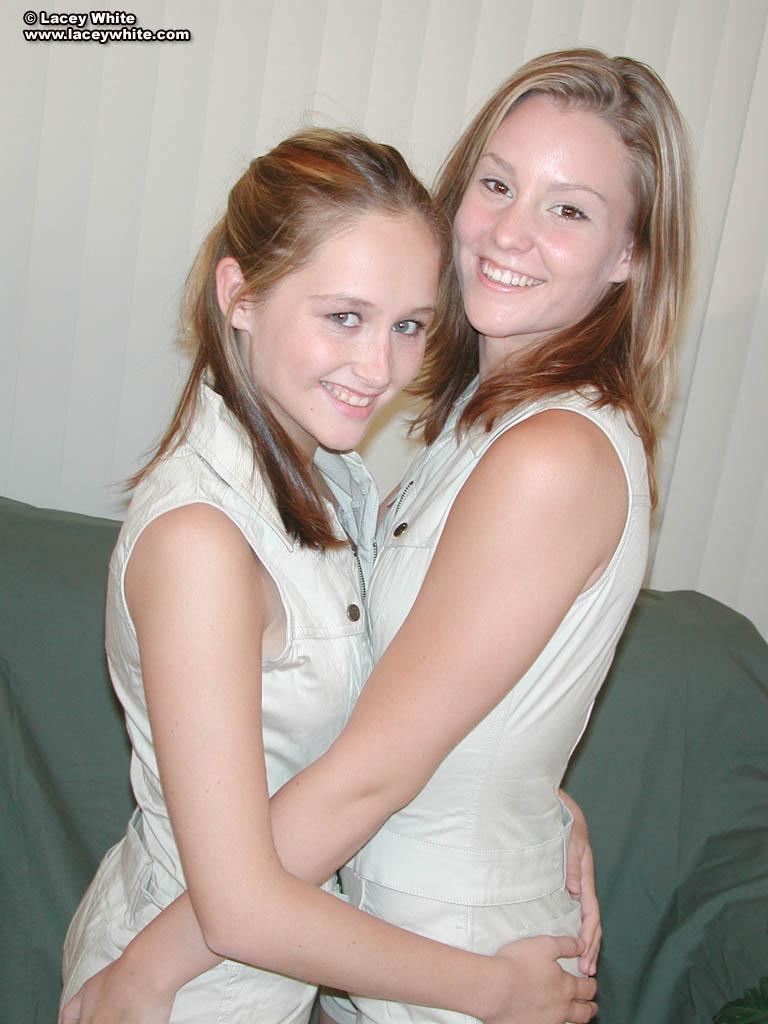 Photos de deux jeunes lesbiennes excitées et coquines
 #58802602