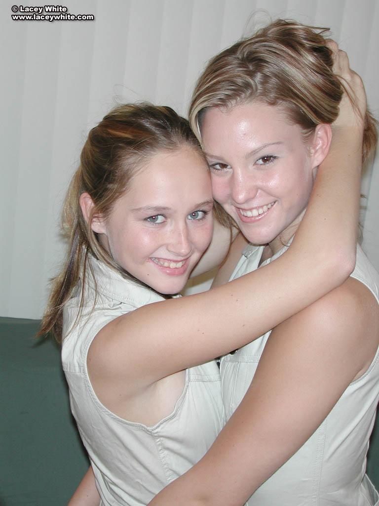 Photos de deux jeunes lesbiennes excitées et coquines
 #58802639