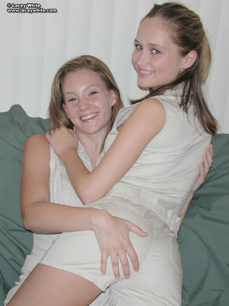Photos de deux jeunes lesbiennes excitées et coquines
 #58802658
