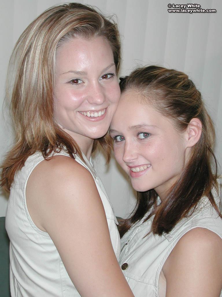 Photos de deux jeunes lesbiennes excitées et coquines
 #58802698
