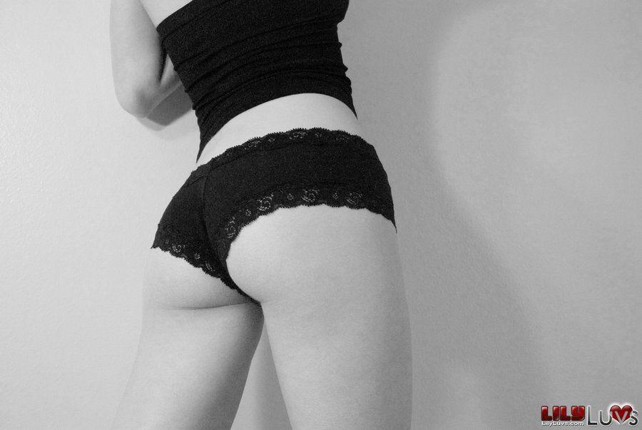 Photos de lily luvs teasing en noir et blanc
 #58960222