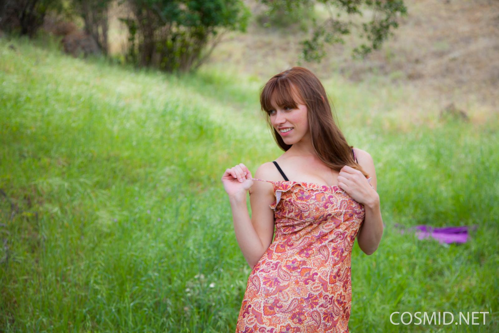Jessica, la belle rousse, se déshabille dans un champ.
 #55425178